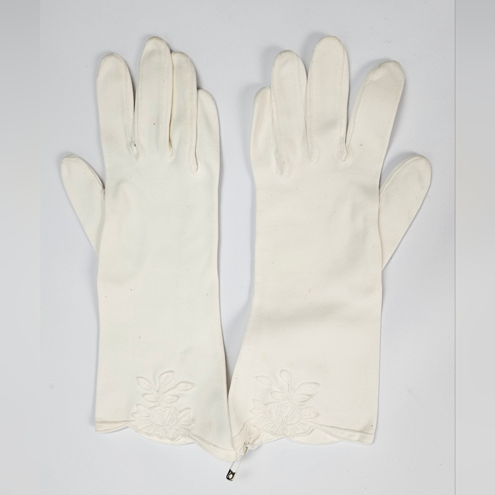 Vintage Cream Floral Embroidered Scallop Edge Elegant Girls Gloves